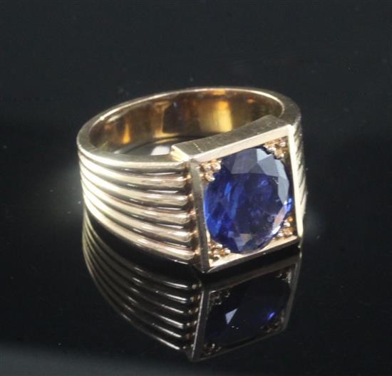 A gentlemens yellow metal and solitaire sapphire ring, size W.